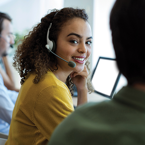 Mujer con auriculares responde a preguntas de Eversense diabetes.