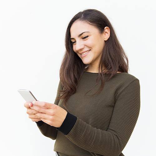 Mujer joven usando el teléfono para comprobar sus datos diarios de MCG.