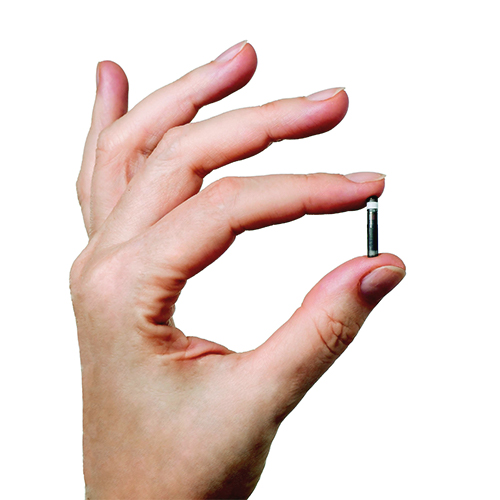 Mano sosteniendo el sensor de glucosa Eversense E3.
