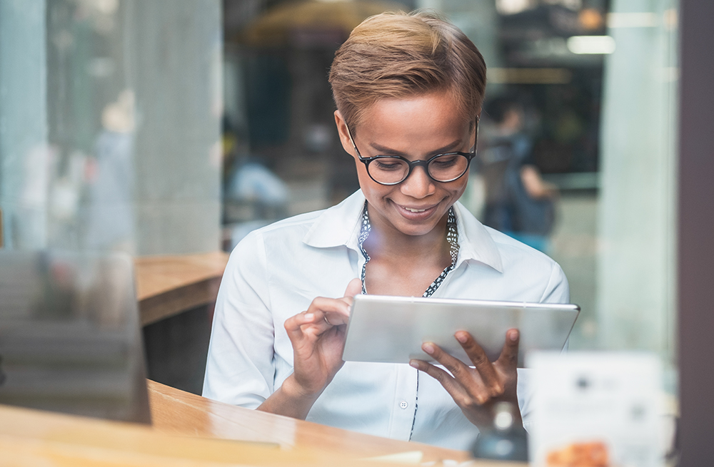 Mujer usando la tableta para obtener más información sobre la aplicación de MCG Eversense.